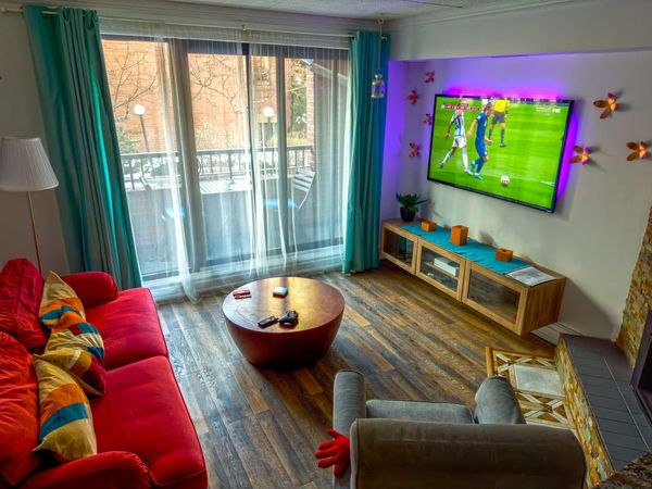 Quiet townhouse condo near Eaton Centre